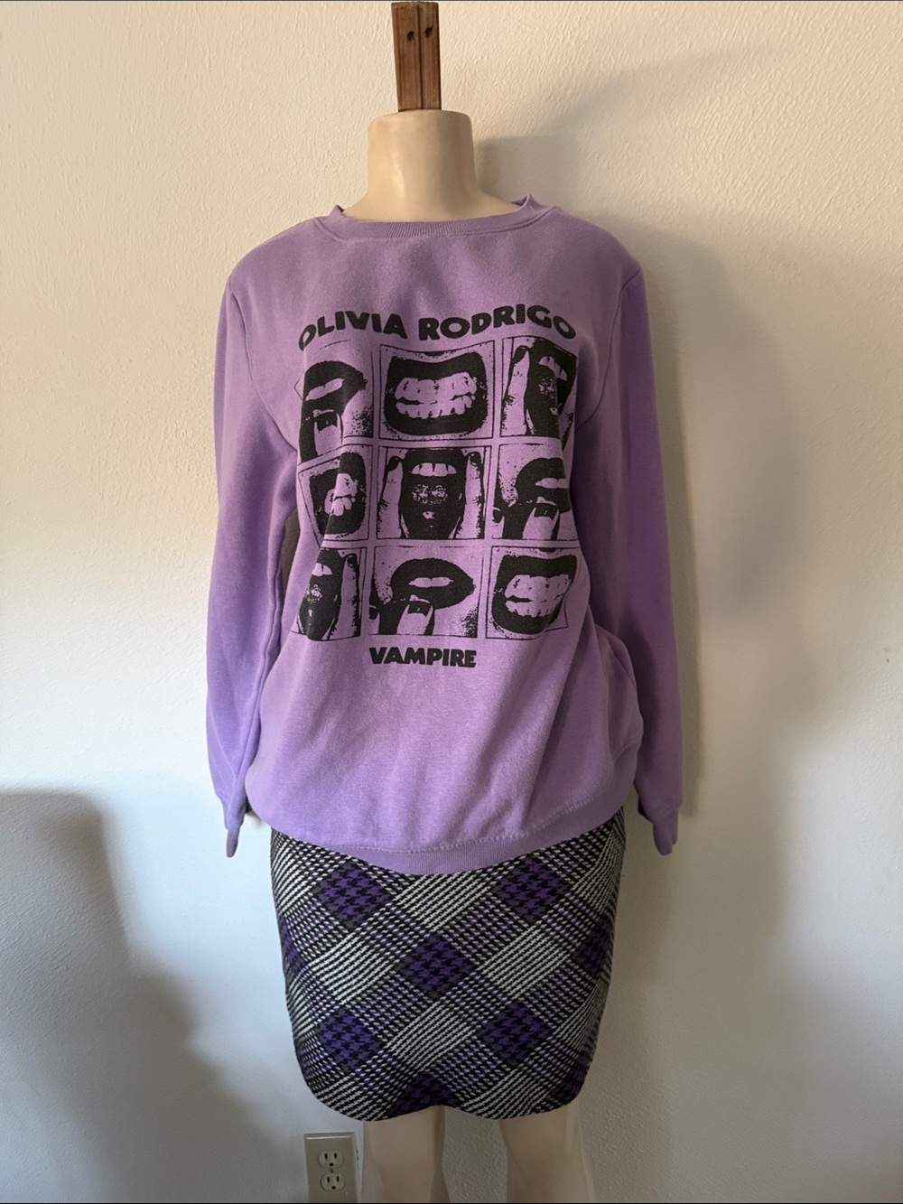 Olivia Rodrigo Lavender 'Vampire' Crewneck Sweatshirt XL